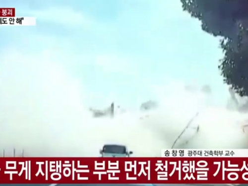 [ YTN NEWS ] 철거 작업 중 '와르르'......